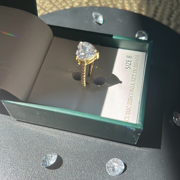 Cubic Zirconia heart ring size 8. Gold tone set in brass NIB - Picture 7 of 8